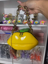 Cargar imagen en el visor de la galería, Lips Clutch
