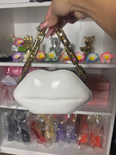 Cargar imagen en el visor de la galería, Lips Clutch
